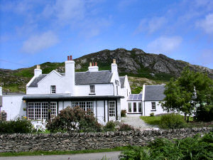 Picture of a white painted hotel building