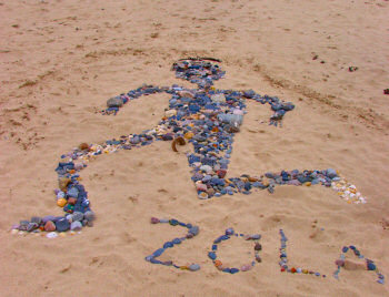 Picture of the image of a person created from stones in the sand, depicting a football player (Gianfranco Zola)