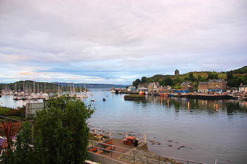 Picture of a harbour around a small bay (Tarbert in Argyll, Scotland)