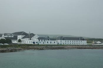 Picture of Bruichladdich distillery on Islay on a hazy day