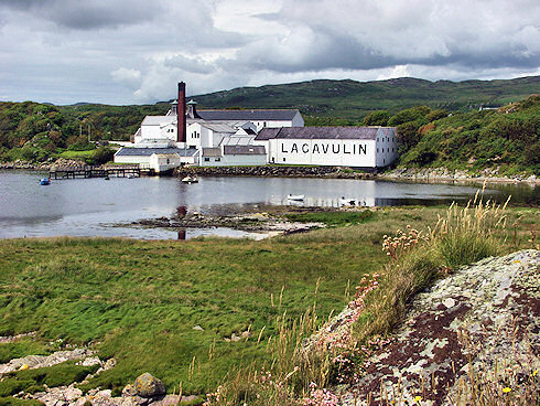 Picture of Lagavulin Distillery at the shore of a small bay
