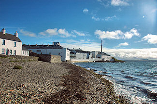 Picture of Bowmore distillery on Islay