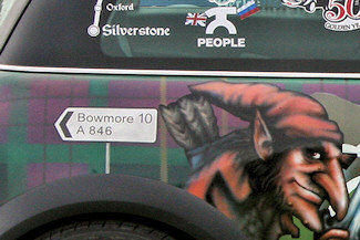 Picture of a roadsign to Bowmore painted on a car