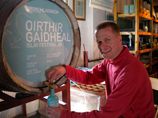 Picture of Armin Grewe filling a Bruichladdich Valinch