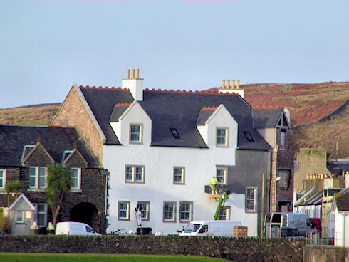 Picture of a hotel being painted, view from the distance