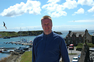 Picture of a man (Armin Grewe) standing on the top of a building