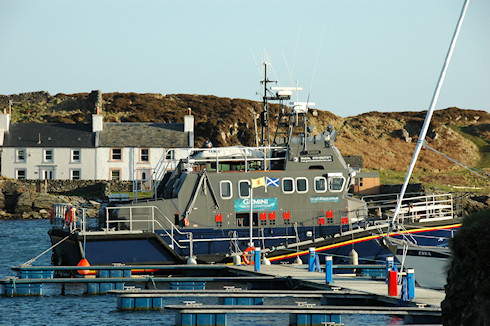 Another view of the Gemini Endeavour Picture of a converted lifeboat at a marina pontoon