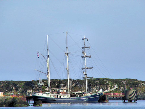 Picture of a tall ship at a pier