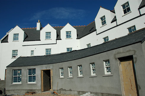 Picture of the back of an under construction hotel