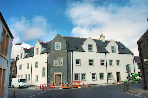 Picture of the front of an under construction hotel