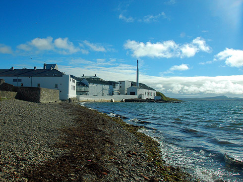 Picture of a distillery on a sea shore (Bowmore distillery on Islay)