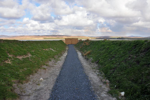 Picture of a birdwatching hide seen from the approach path