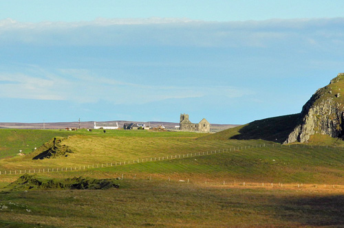 Picture of a small settlement with two cottages and the ruin of a church