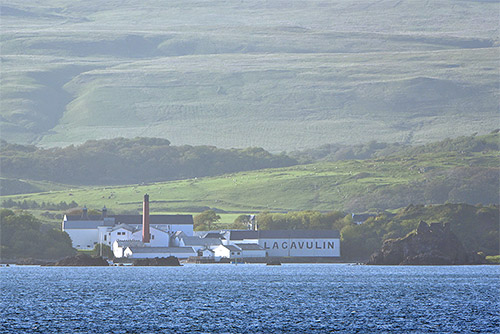 Picture of Lagavulin distillery seen from the ferry