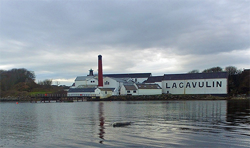 Picture of Lagavulin distillery with a seal in front of it